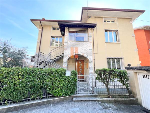 Villa for sale in Costa Volpino