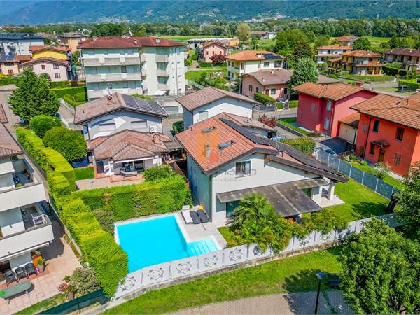 Villa singola con piscina.