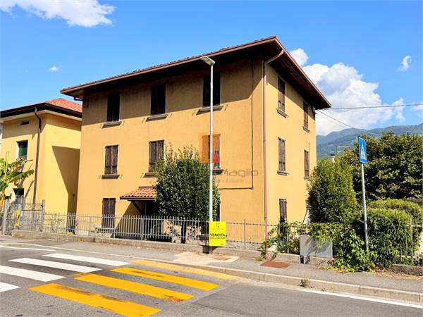 Casa singola con due unità abitative e cortile.